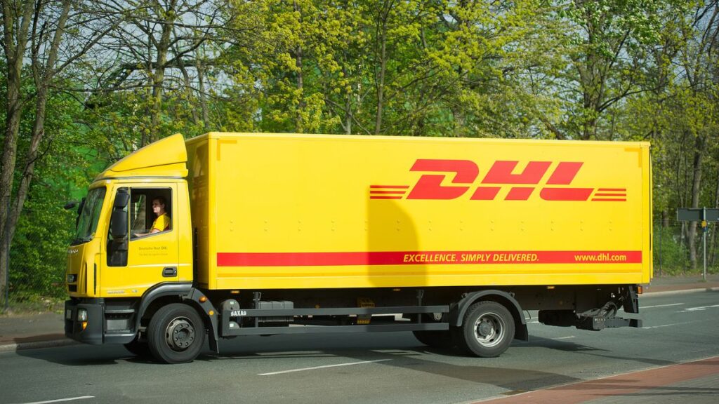 Commercial Vehicle Graphics: How Branded Fleets Build Trust Before You Say A Word